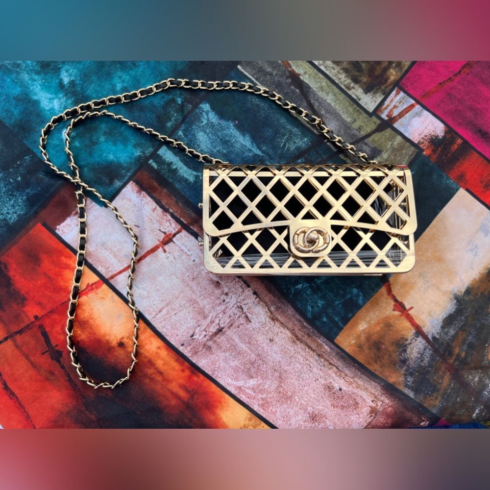 Elegant Metallic Frame Crossbody Bag - Picture 9 of 17